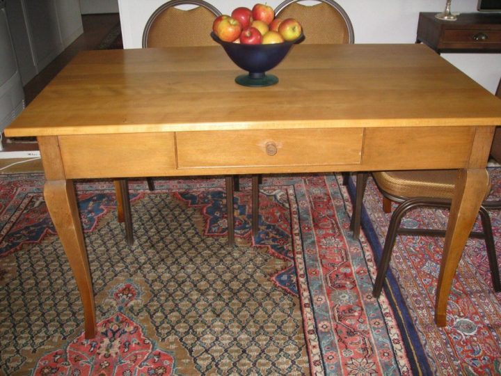 foto holztisch mit schublade