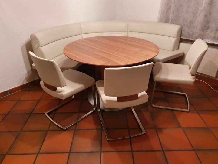 aufnahme runder esstisch mit stühlen