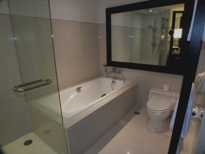 badezimmer mit dusche und badewanne