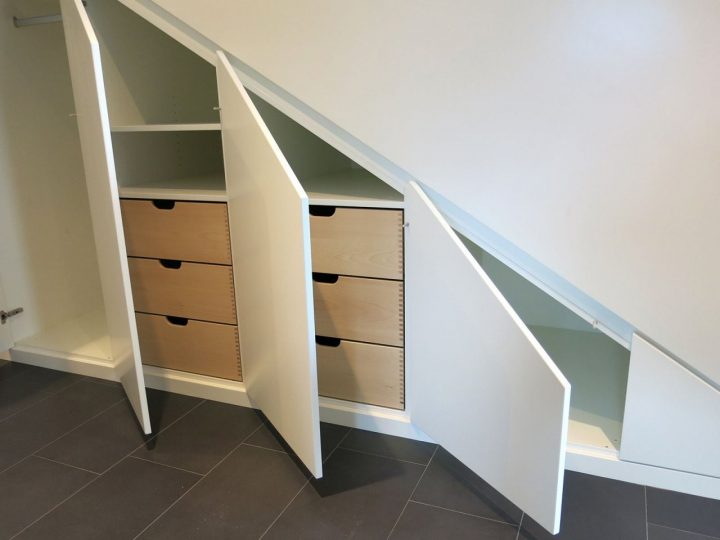 ebenbild schrank unter offener treppe