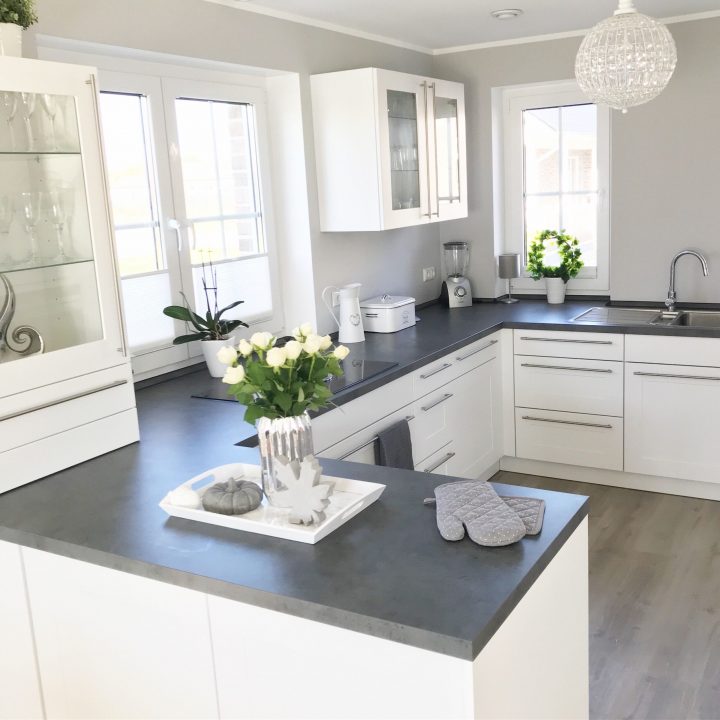 weiße küche mit grauer arbeitsplatte