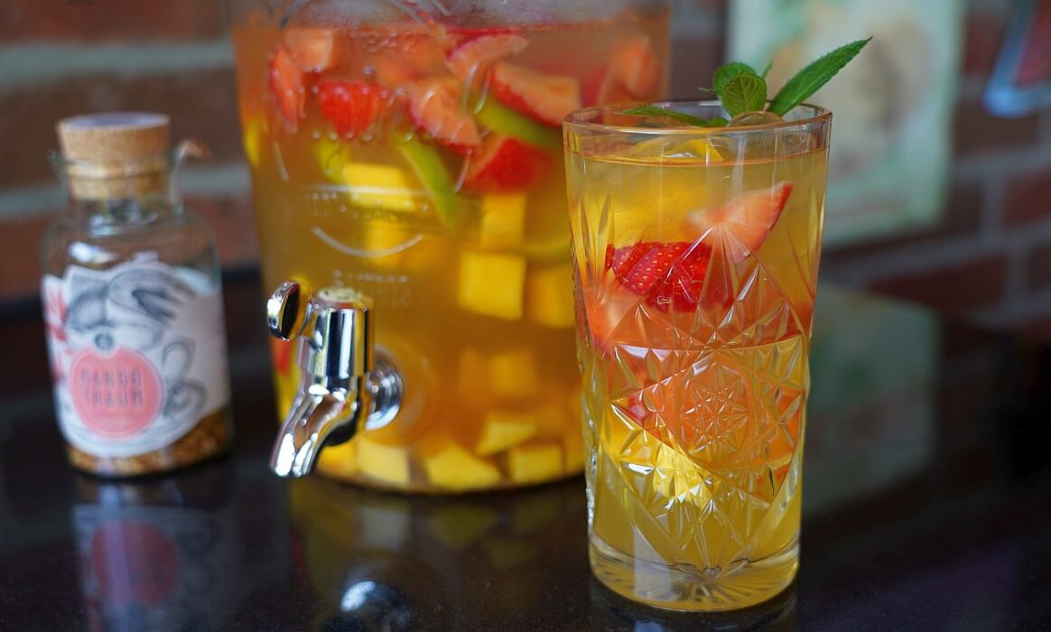 Alkoholfreie Bowle Mit Mango, Erdbeeren &amp; Limette bestimmt für Wie Mache Ich Eine Bowle Mit Alkohol
