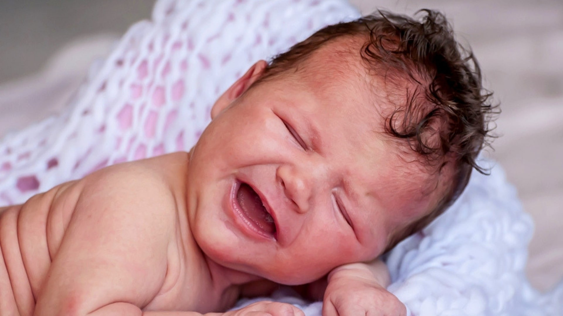 Baby Weint Im Schlaf: Das Sind Die Gründe! - Echte Mamas innen Baby Schreit Plötzlich Schrill