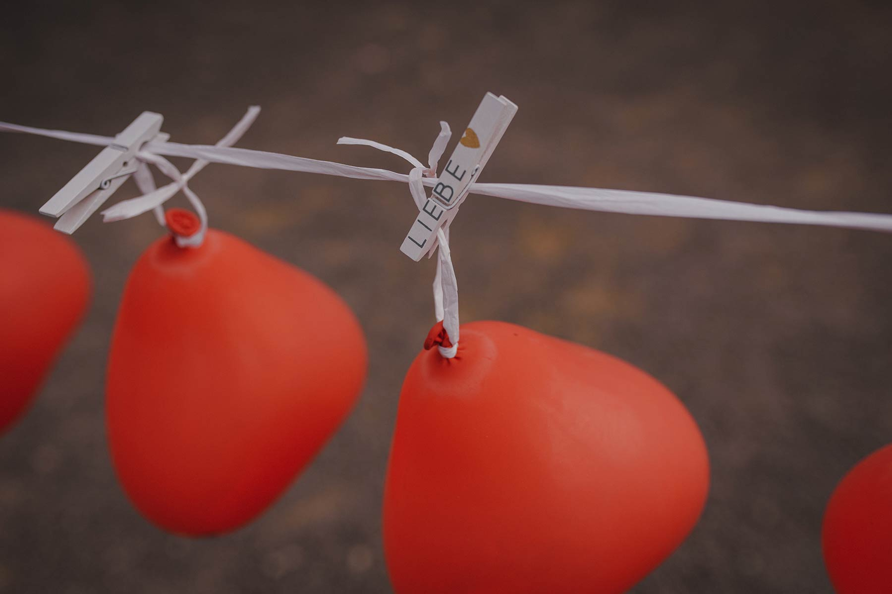 Ballonstechen Als Hochzeitsspiel Für Braut Und Bräutigam bei Hochzeitsspiel Luftballons Zerstechen