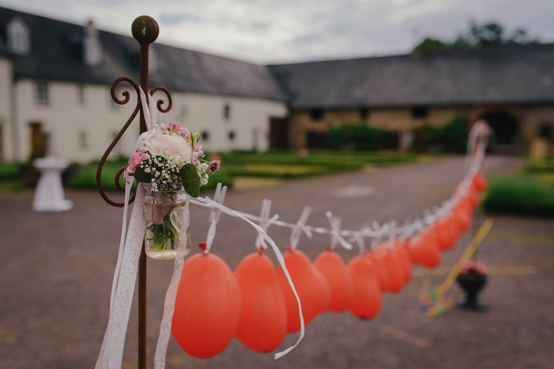 Ballonstechen Als Hochzeitsspiel Für Braut Und Bräutigam bestimmt für Hochzeitsspiel Luftballons Zerstechen