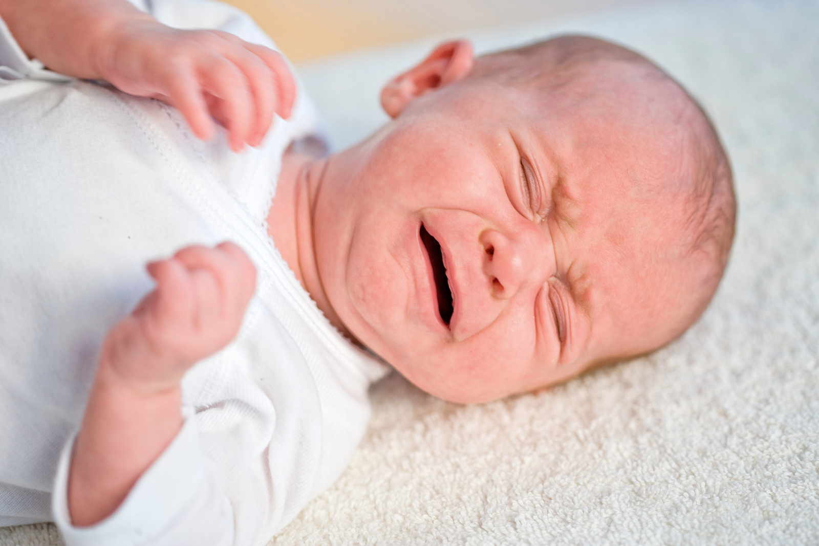 Dreimonatskoliken: Schreiattacken Mit Unklarer Ursache verwandt mit Baby Schreit Plötzlich Schrill