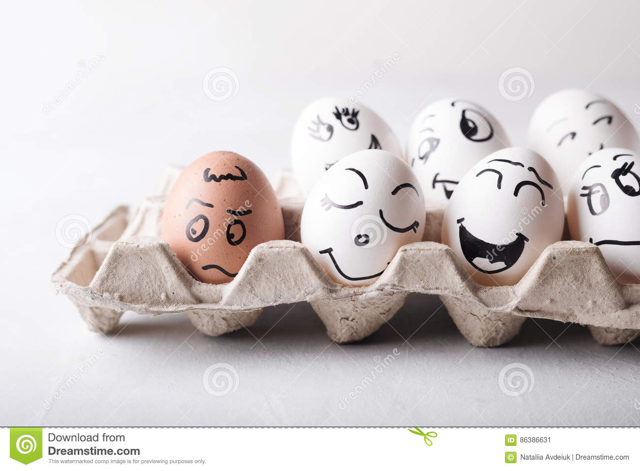 Eier Mit Lustigen Gesichtern Im Paket Auf Einem Weißen bei Lustige Gesichter Auf Eiern