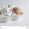 Eier Mit Lustigen Gesichtern Im Paket Auf Einem Weißen bei Lustige Gesichter Auf Eiern