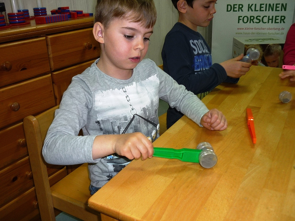 Experimente Mit Magneten bei Experimente Mit Magneten Im Kindergarten