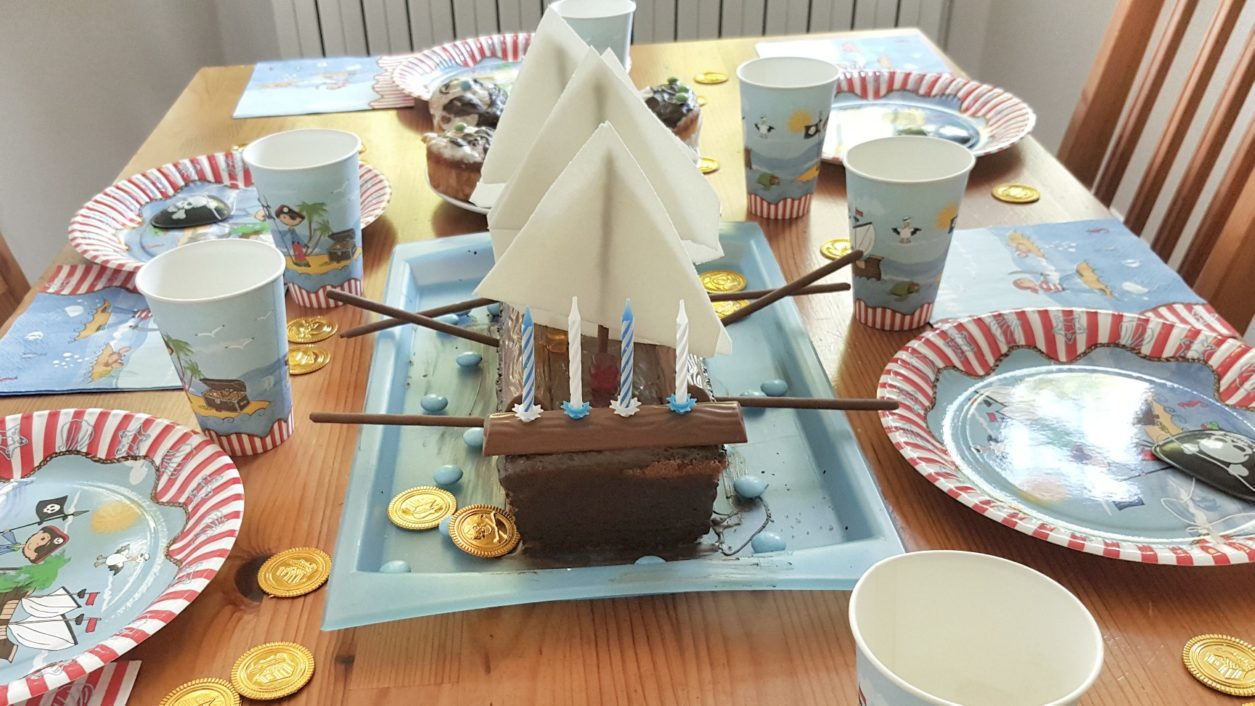 Ganz Easy: Piratenschiff-Kuchen, Deko Und Spiele Für Eine über Piratenparty Kindergeburtstag Spiele