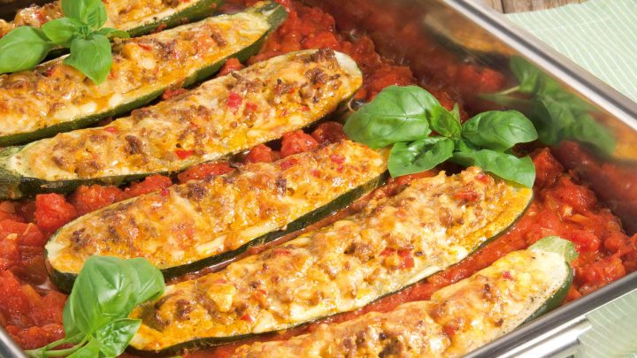 Gefüllte Zucchini Mit Hackfleisch Und Tomatensauce bei Gefüllte Zucchini Mit Hackfleisch Überbacken