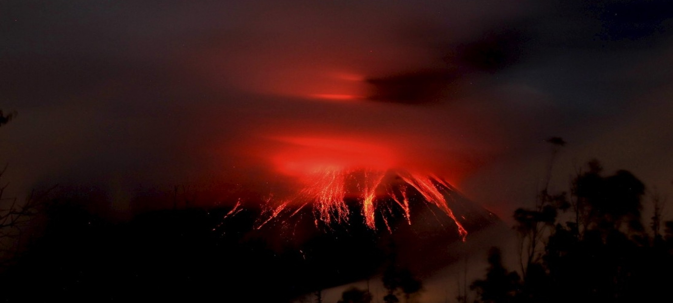 Guatemala: Warum Brechen Vulkane Aus? verwandt mit Was Passiert Bei Einem Vulkanausbruch