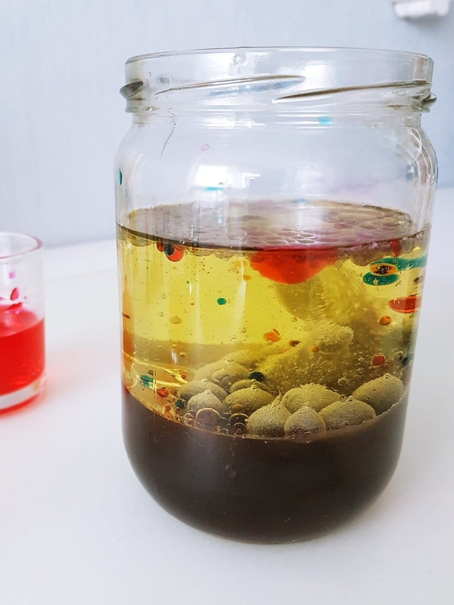 Lavalampe Selber Machen: Wasser Öl Experiment Für Kinder bei Warum Vermischt Sich Öl Nicht Mit Wasser