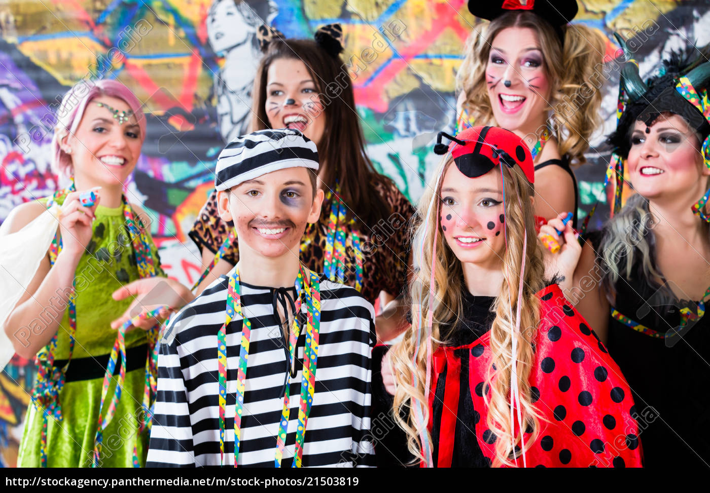 Lizenzfreies Bild 21503819 - Junge Frauen Feiern Deutschen Fasching  Karneval An Rose Montag über Fasching Feiern