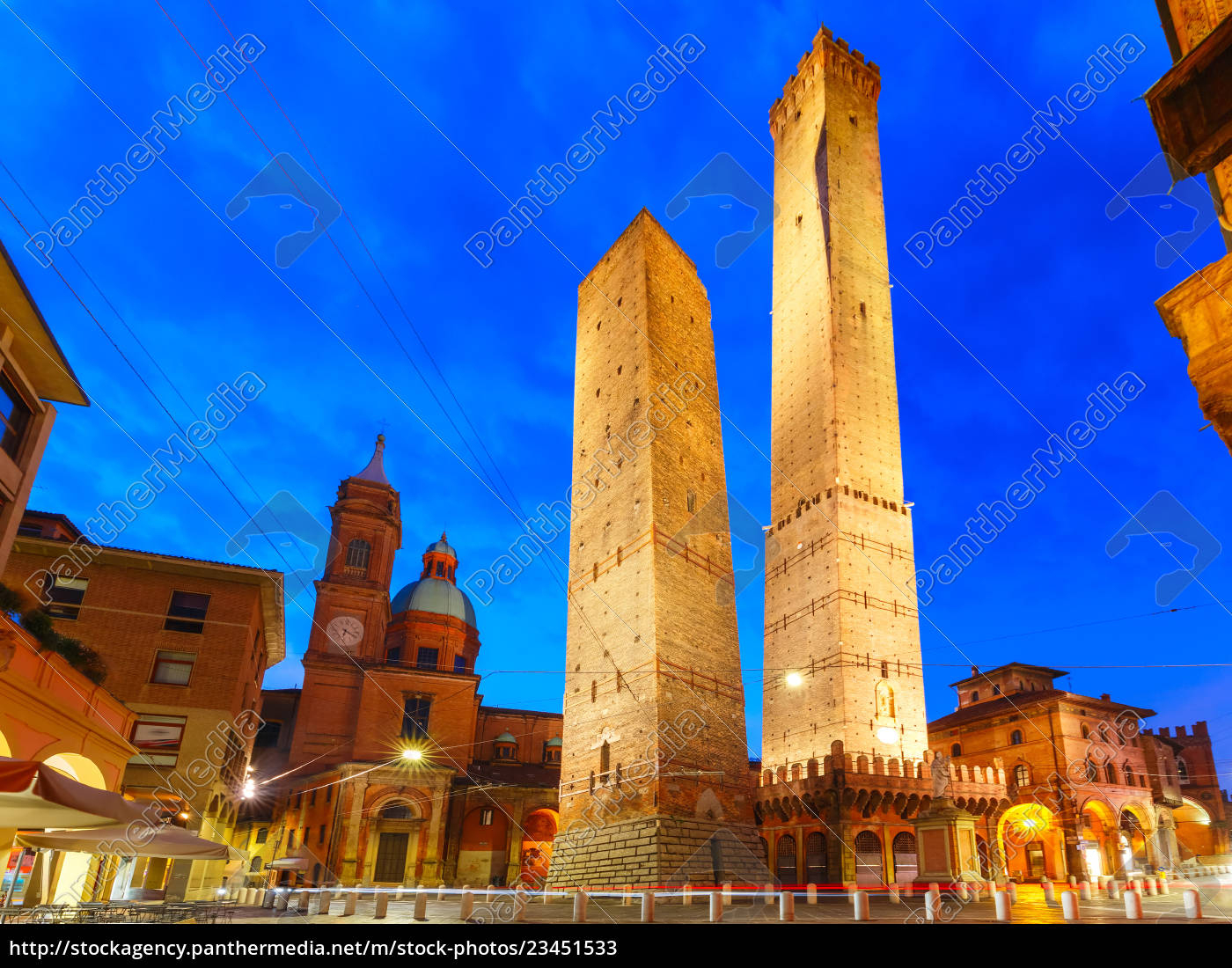 Lizenzfreies Bild 23451533 - Berühmte Zwei Türme Von Bologna In Der Nacht  Italien über Berühmte Türme