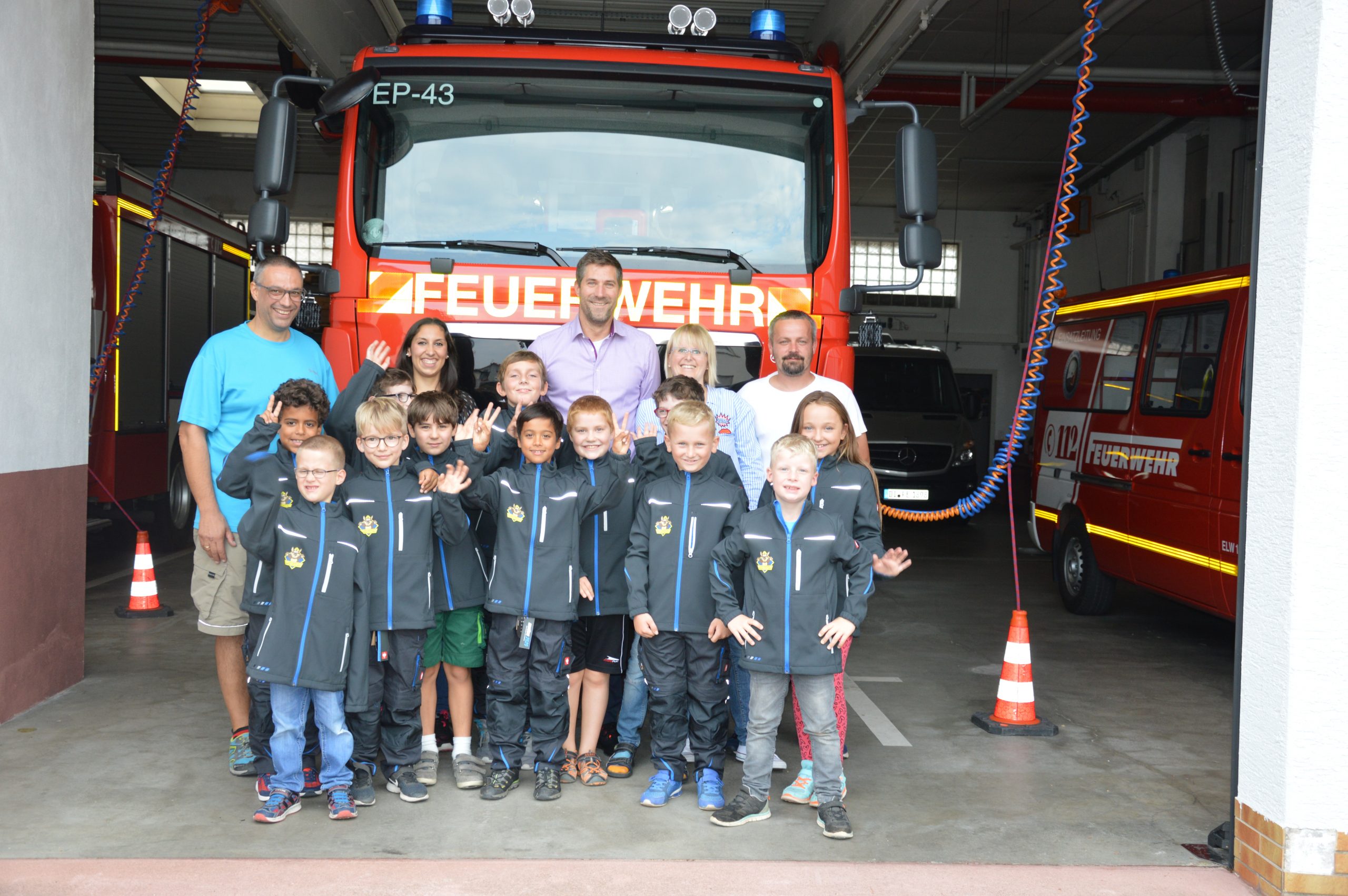 Löschwölfe“ Werden Mit „Schutzkleidung“ Ausgestattet ganzes Kinder Feuerwehrkleidung