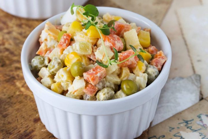 Polnischer Kartoffelsalat Mit Mayonnaise &amp; Gemüse innen Polnischer Kartoffelsalat Mit Erbsen Und Möhren