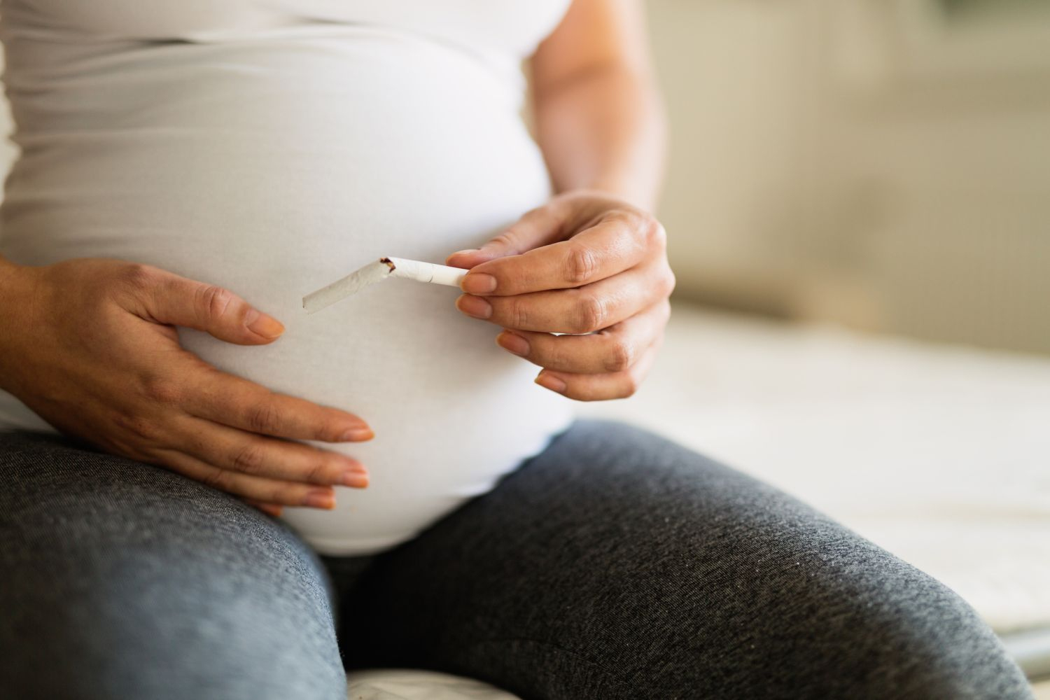 Rauchen In Der Schwangerschaft • Folgen Fürs Baby &amp; Tipps bei Was Passiert Beim Rauchen In Der Schwangerschaft