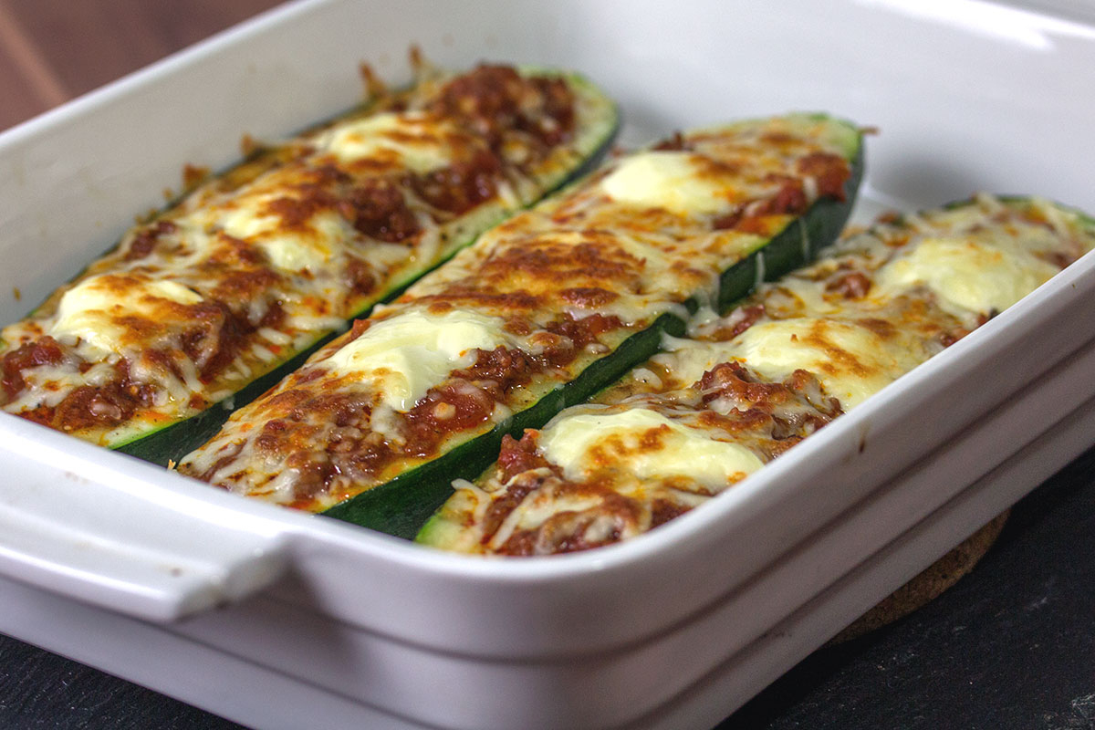 Rezept: Zucchini-Boote Gefüllt Mit Tomaten-Hackfleisch-Soße bei Zucchini Mit Hackfleisch Und Käse Überbacken