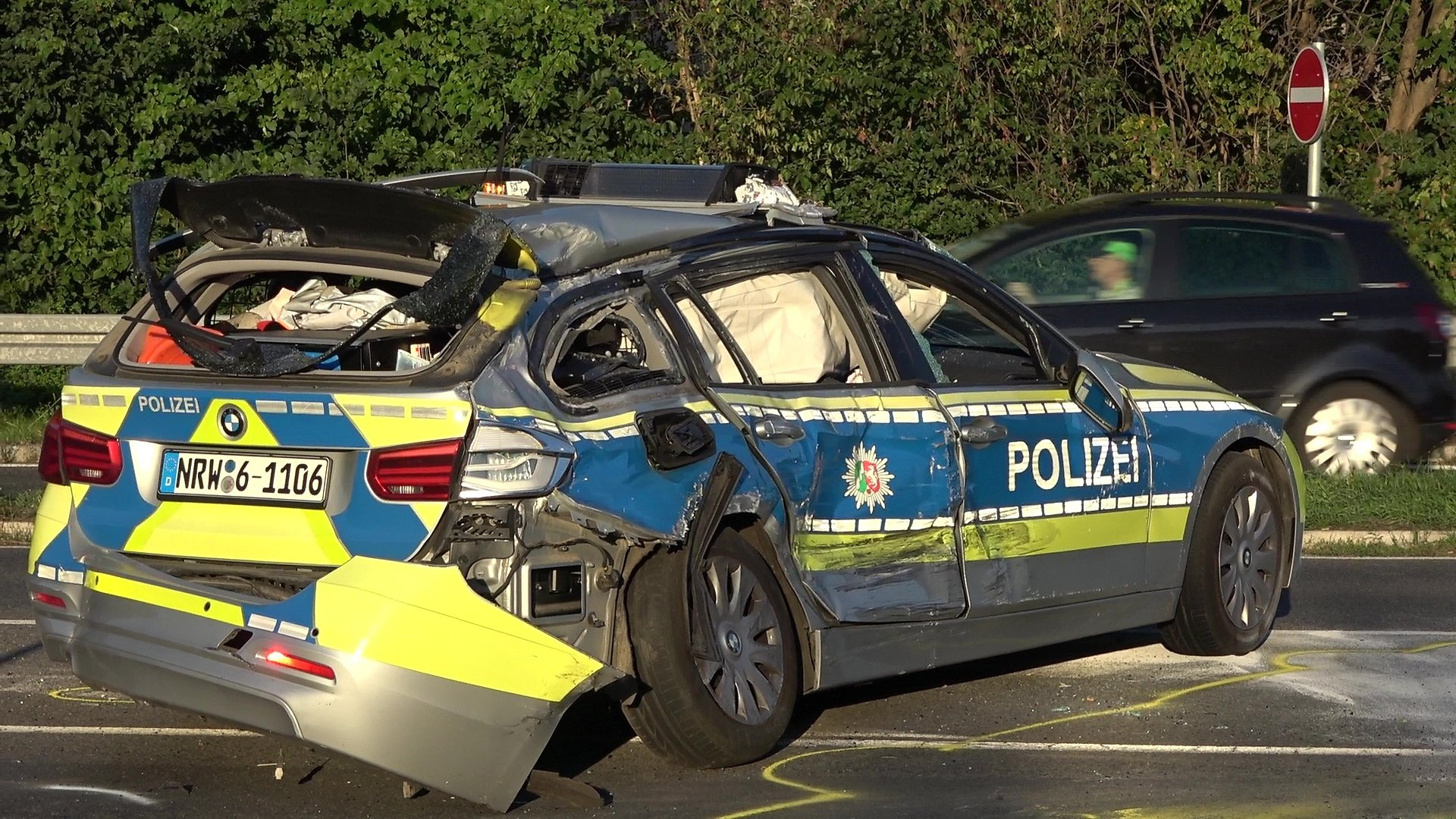 Schwerin: Schwerin: Zwei Männer Beschädigen Polizeiauto Und verwandt mit Bilder Polizeiauto