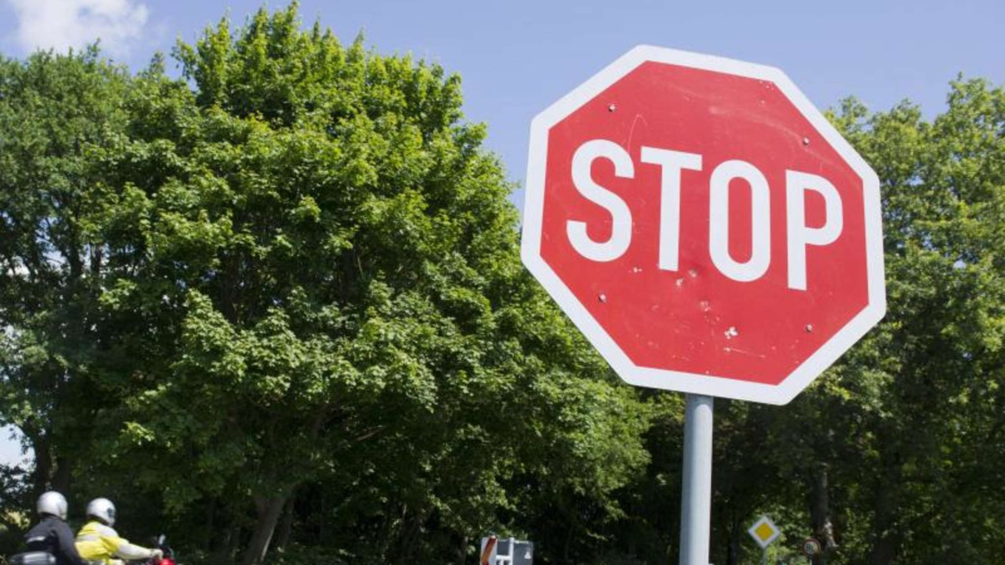 Wo Müssen Autofahrer Bei Einem Stoppschild Genau Halten? Auto