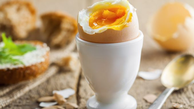 Eier Kochen - So Gelingt Ihnen Das Perfekte Frühstücksei innen Wie Lange Muss Man Ein Ei Hart Kochen