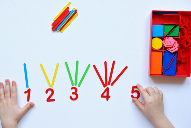 Das Kind Lernt Zahlenlinien Und Geometrische Formen. Der bei Montessori Material Kostenlos