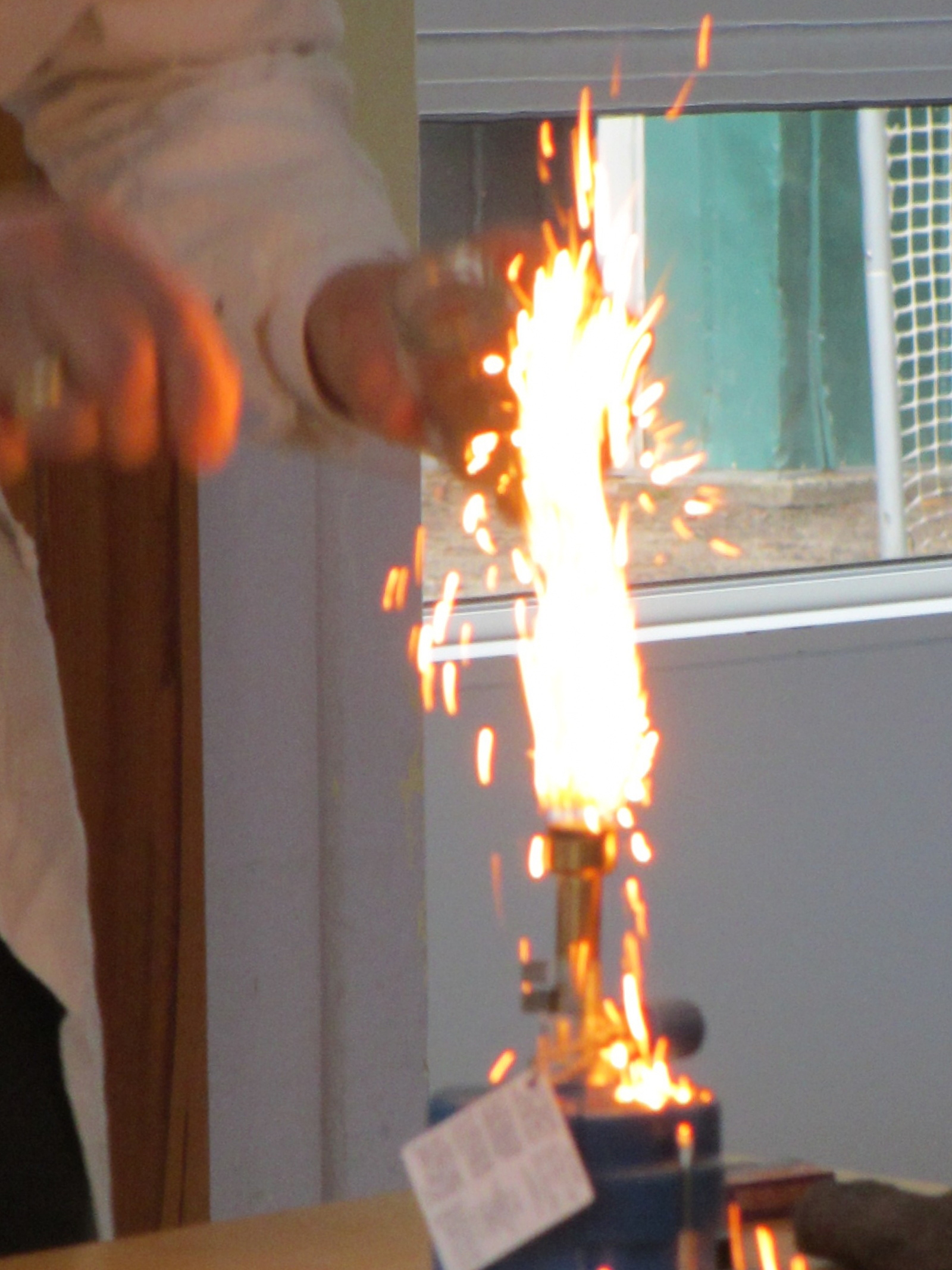 T'Crass@Home: Wissen » Chemie » Feuerzauber innen Woraus Besteht Eine Wunderkerze
