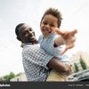 Afrikanisch-Amerikanischer Vater Und Kind Umarmen verwandt mit Vater Kind Bilder