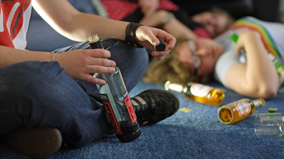 Alkohol Bei Kindern Und Jugendlichen - Kampf Dem verwandt mit Kinder Und Jugendhilfe Bilder