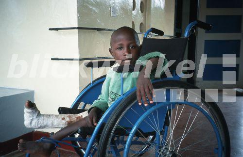 Blickwinkel - Kleiner Schwarzer Junge Mit Gebrochenem Bein für Kinder Im Rollstuhl Bilder