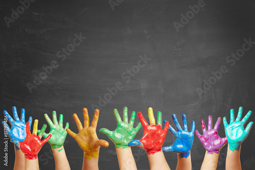 Bunte Kinderhände Mit Fingerfarbe Vor Tafel Stock-Foto bestimmt für Bilder Kinderhände