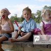 Drei Kinder Lutschen Wassereis Am See - Spaß - Freizeit ganzes Kinder Bilder Sommer