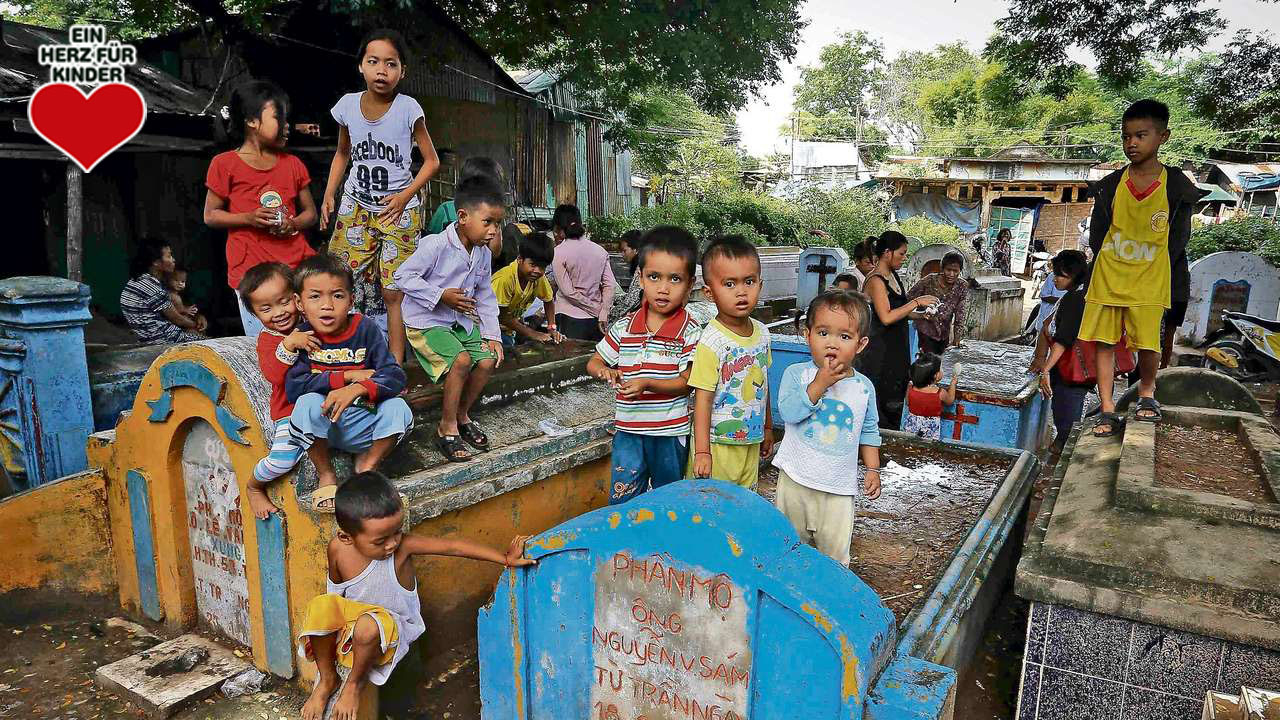 Ein Herz Für Kinder: Bild Bei Armen Kindern In Kambodscha mit Bild Mit Kind