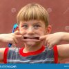 Ein Kind Mit Einer Zahnbürste In Seiner Hand Zeigt Ein bei Ein Kind Bild