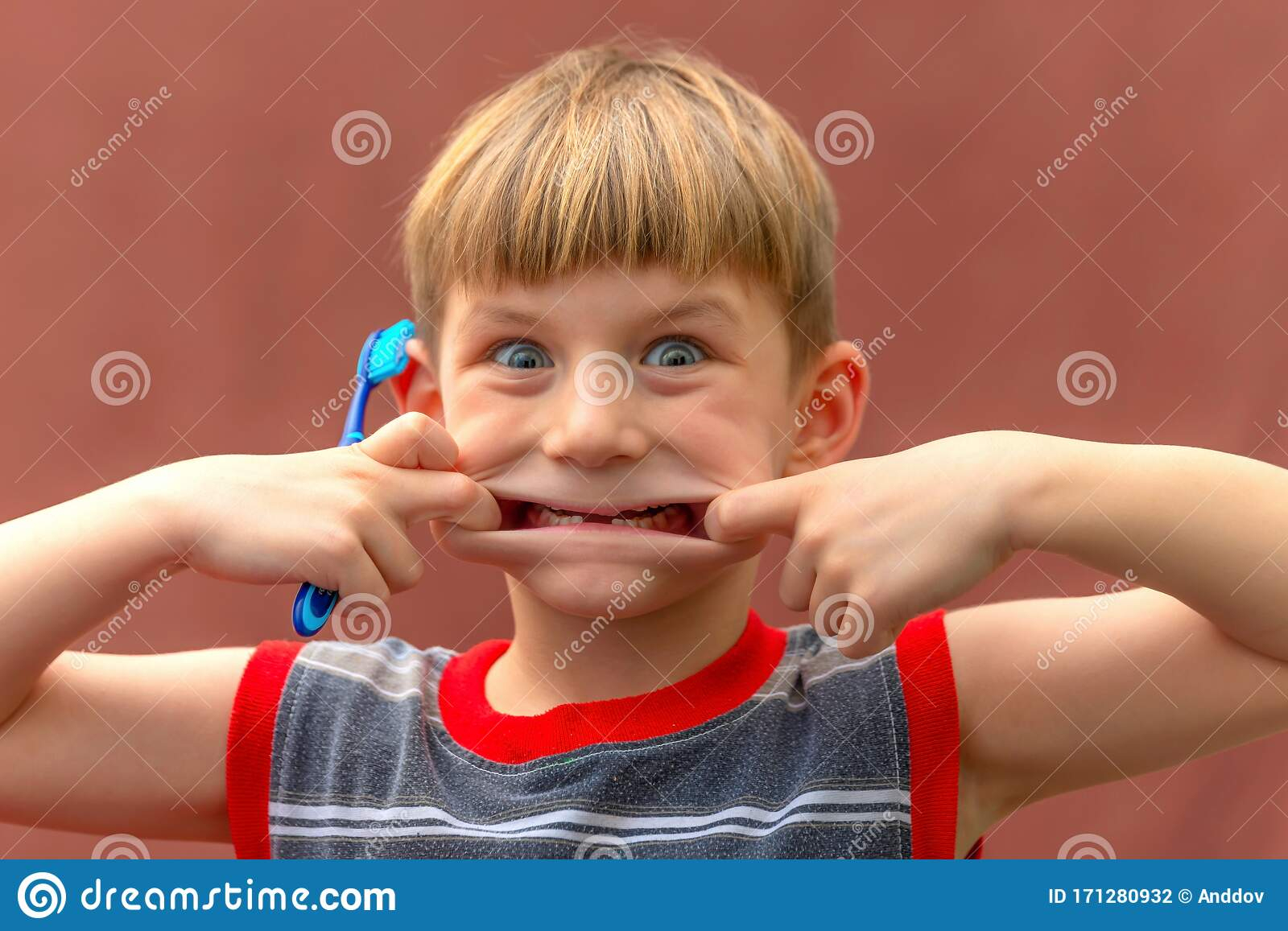 Ein Kind Mit Einer Zahnbürste In Seiner Hand Zeigt Ein bei Ein Kind Bild