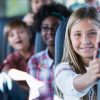 Ein Mädchen Bekommt Auf Dem Heimweg Im Bus Seine Tage, Ein bei Kinder Bilder Junge