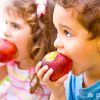Fototapete Glückliche Kinder Essen Apfel • Pixers® - Wir innen Bilder Kinder Essen