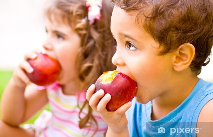 Fototapete Glückliche Kinder Essen Apfel • Pixers® - Wir innen Bilder Kinder Essen