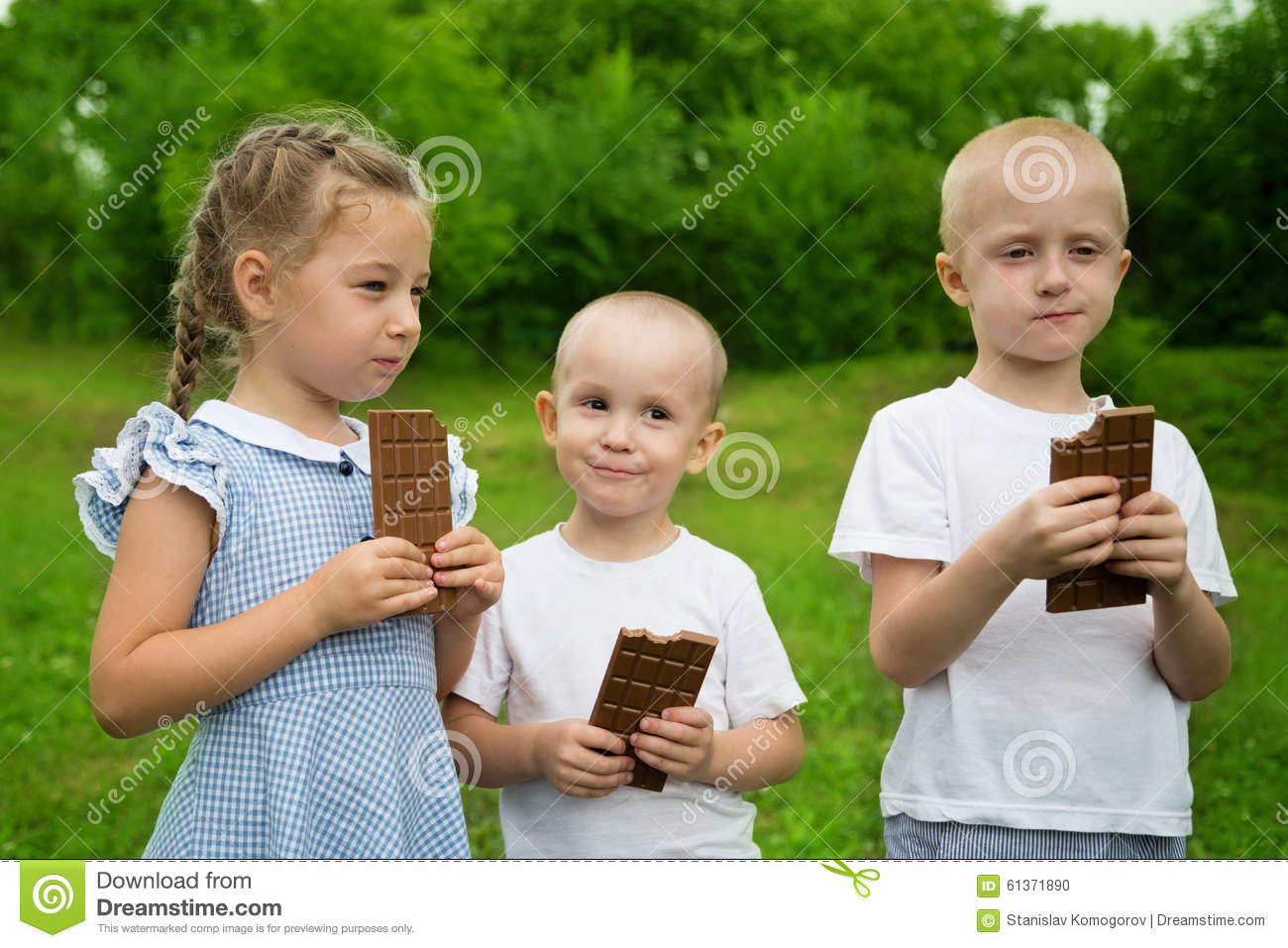 Frohe Kinder, Die Draußen Schokolade Essen Stockfoto bestimmt für Kinder Bilder Essen
