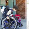 Gehandicapte Kleuter In Rolstoel Op Speelplaats Bij Reces ganzes Kinder Im Rollstuhl Bilder