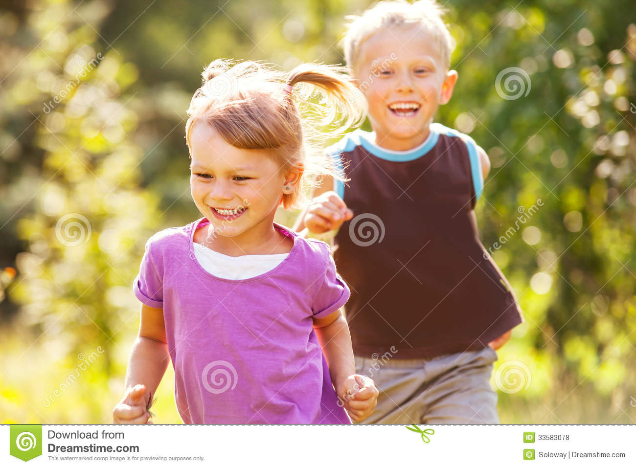 Glückliche Spielende Kinder Stockfoto - Bild Von Freizeit über Bilder Von Kinder