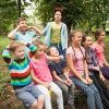 Gruppe Kinder Auf Einer Parkbank Stockfoto - Bild Von mit Bild Viele Kinder
