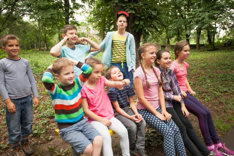 Gruppe Kinder Auf Einer Parkbank Stockfoto - Bild Von mit Bild Viele Kinder