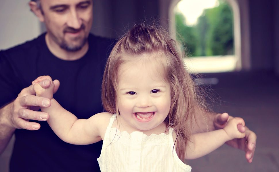 Jolina, 2 Jahre, Mädchen Mit Down Synrom | Down Syndrome ganzes Kinder Angelman Syndrom Bilder