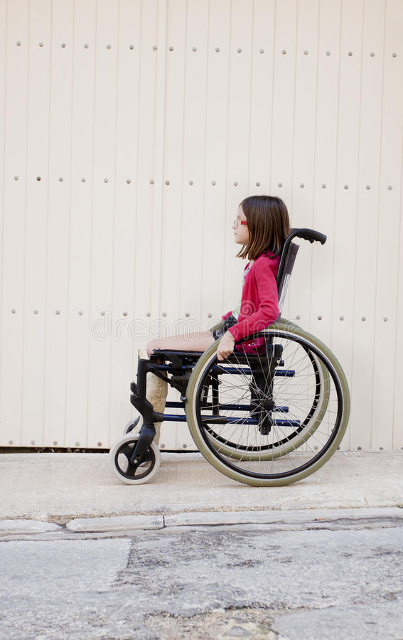 Kind Im Rollstuhl Stockfoto. Bild Von Gebrochen verwandt mit Kinder Im Rollstuhl Bilder