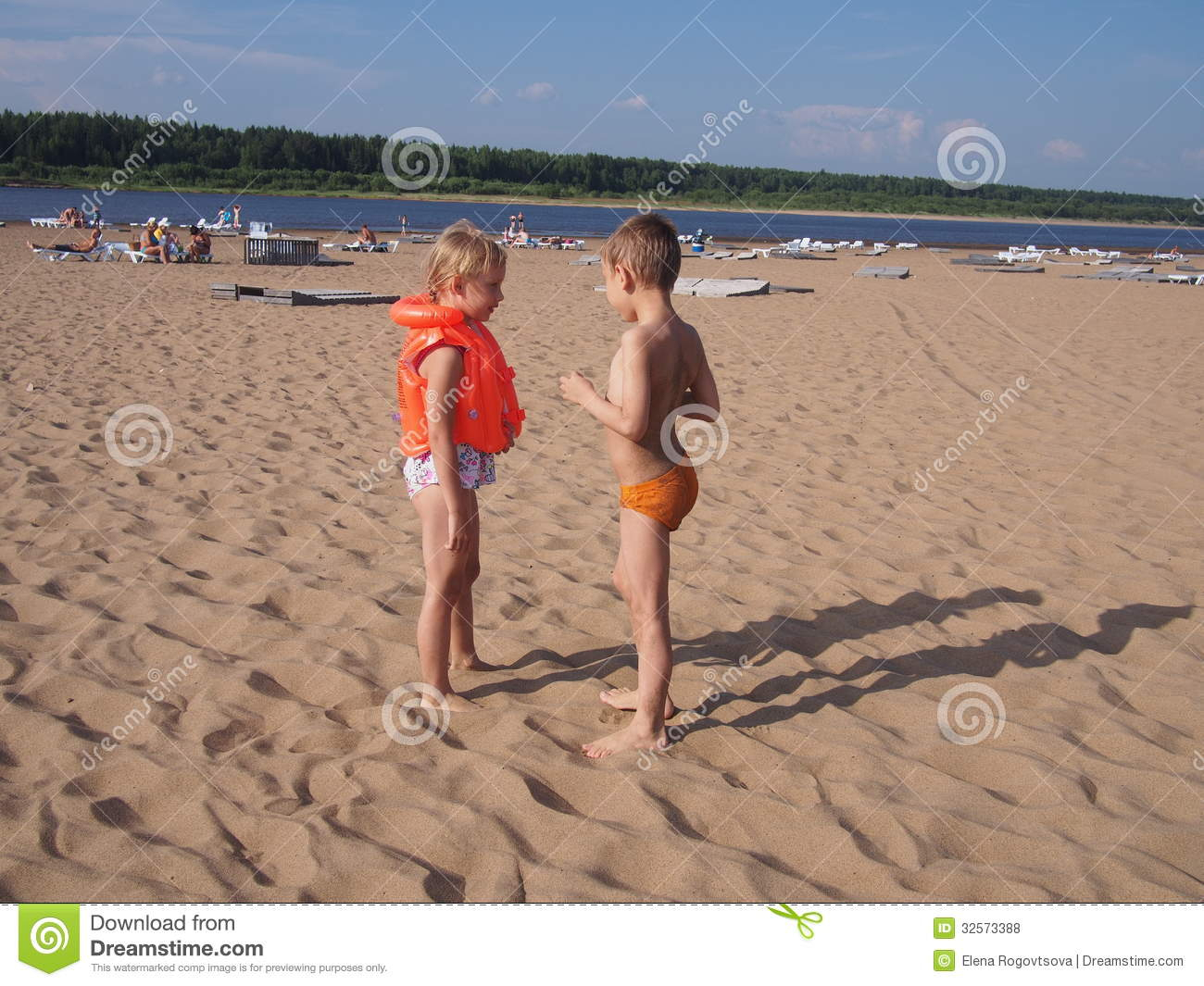 Kinder Am Strand Stockfoto. Bild Von Freund, Wald, Outdoor mit Kinder Bilder Strand