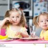 Kinder, Die Am Kindertagesstätte Trinken Und Essen über Kinder Bilder Essen