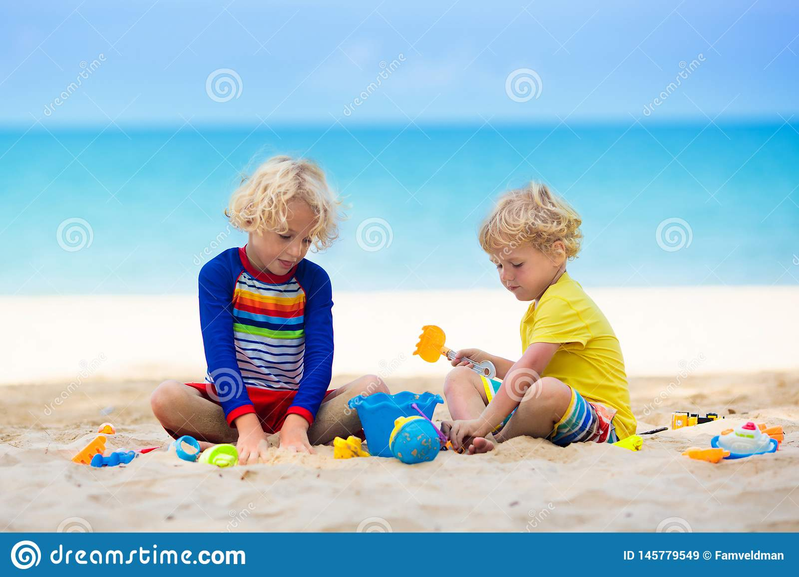 Kinder, Die Auf Einem Sandigen Strand Spielen Kinderspiel bei Kinder Bilder Strand