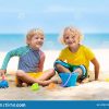 Kinder, Die Auf Einem Sandigen Strand Spielen Kinderspiel innen Kinder Bilder Strand